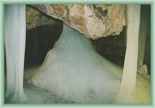 Dem�novsk� cave